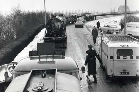 502342 Afbeelding van een verkeersopstopping als gevolg van gladheid bij de aansluiting van Rijksweg 22 op Rijksweg 12 ...